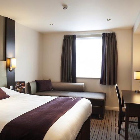 Premier Inn London Heathrow M4/J4 ฮิลลิงดัน ภายนอก รูปภาพ