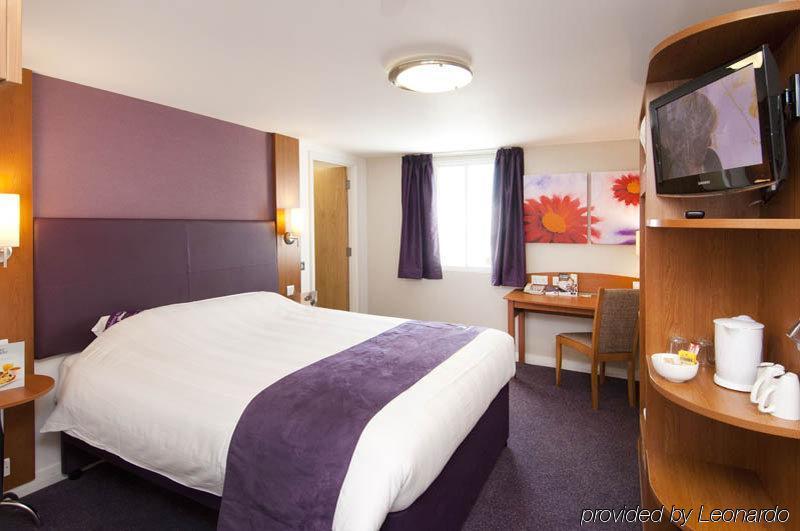 Premier Inn London Heathrow M4/J4 ฮิลลิงดัน ภายนอก รูปภาพ