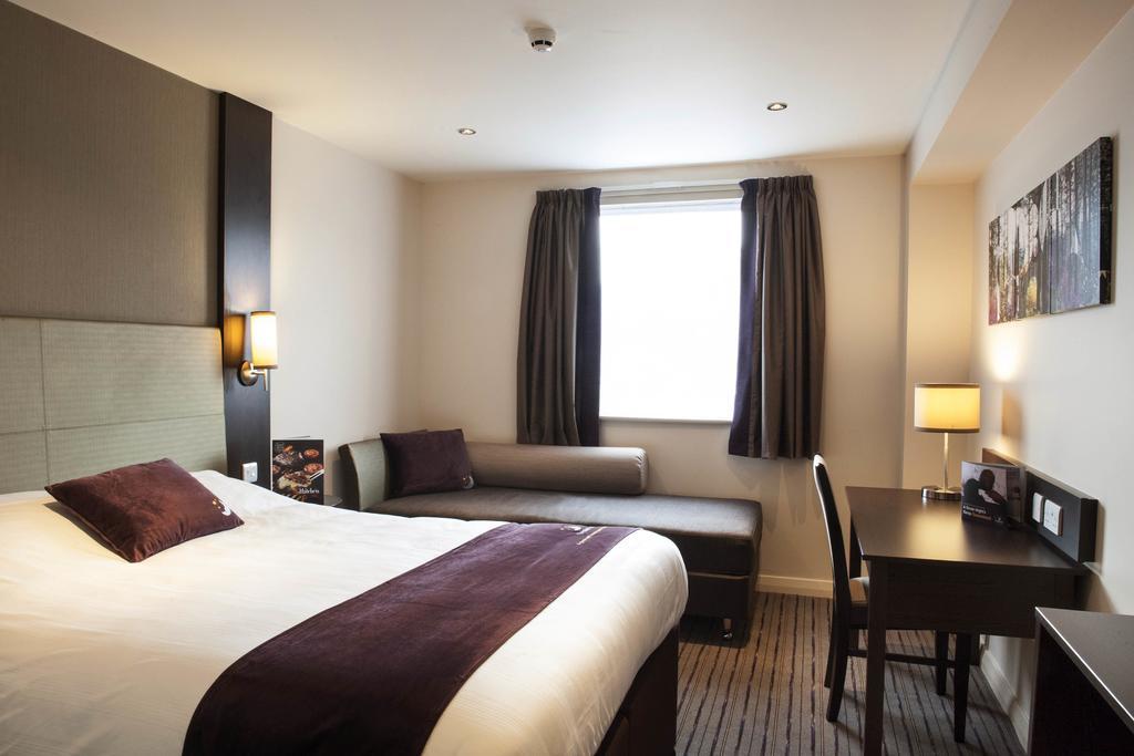 Premier Inn London Heathrow M4/J4 ฮิลลิงดัน ภายนอก รูปภาพ