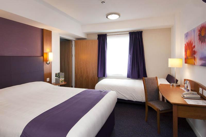 Premier Inn London Heathrow M4/J4 ฮิลลิงดัน ภายนอก รูปภาพ