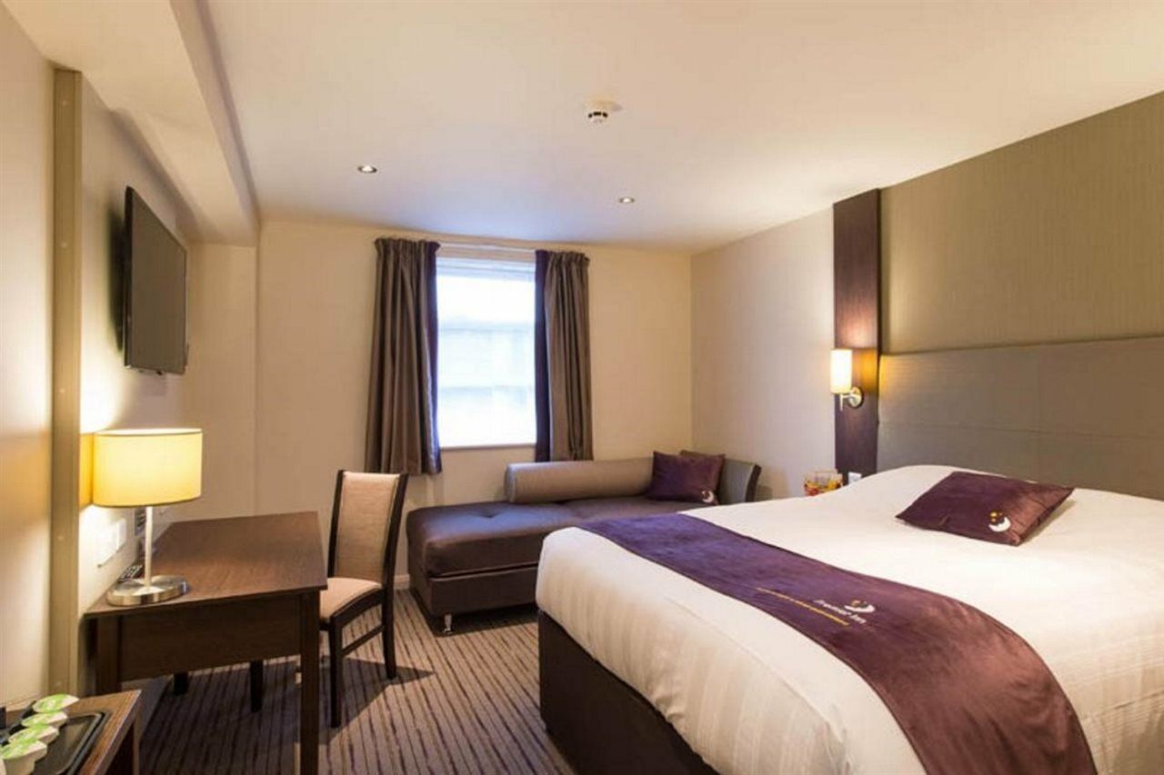 Premier Inn London Heathrow M4/J4 ฮิลลิงดัน ภายนอก รูปภาพ