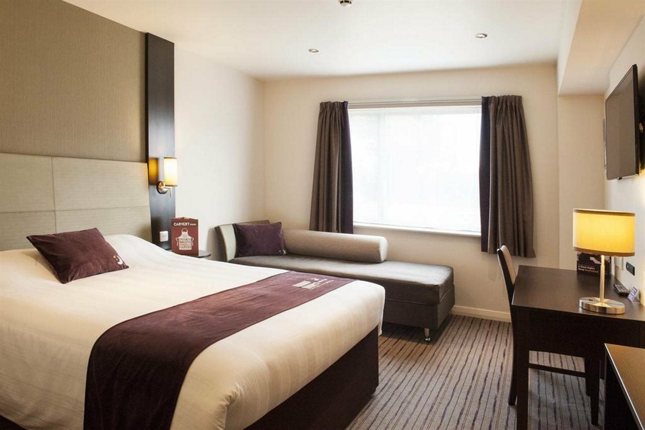 Premier Inn London Heathrow M4/J4 ฮิลลิงดัน ภายนอก รูปภาพ