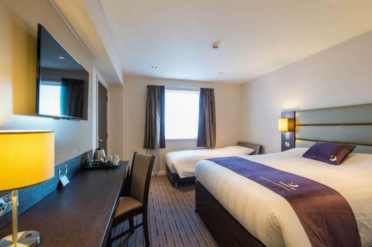 Premier Inn London Heathrow M4/J4 ฮิลลิงดัน ภายนอก รูปภาพ