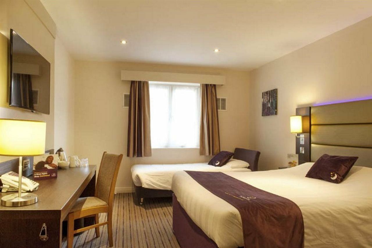 Premier Inn London Heathrow M4/J4 ฮิลลิงดัน ภายนอก รูปภาพ