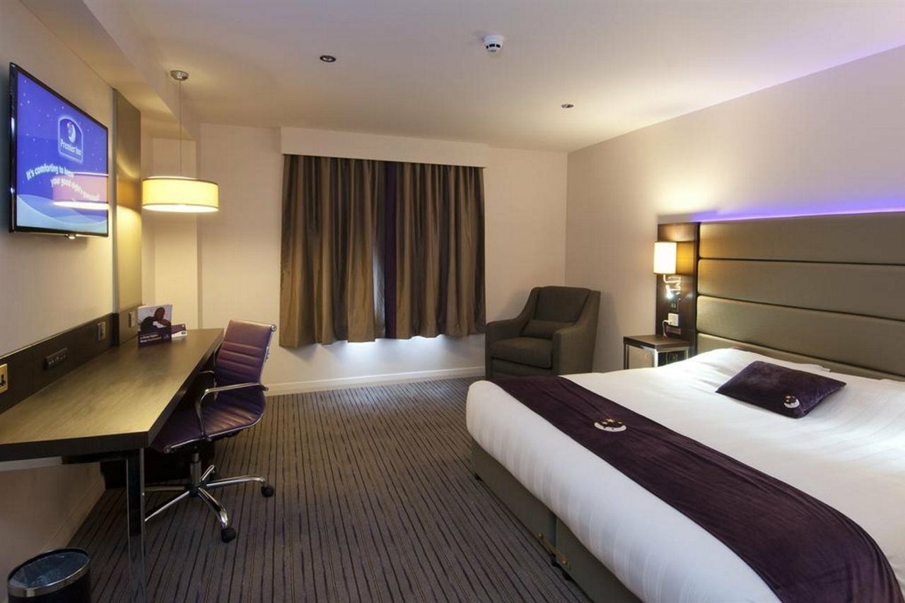 Premier Inn London Heathrow M4/J4 ฮิลลิงดัน ภายนอก รูปภาพ