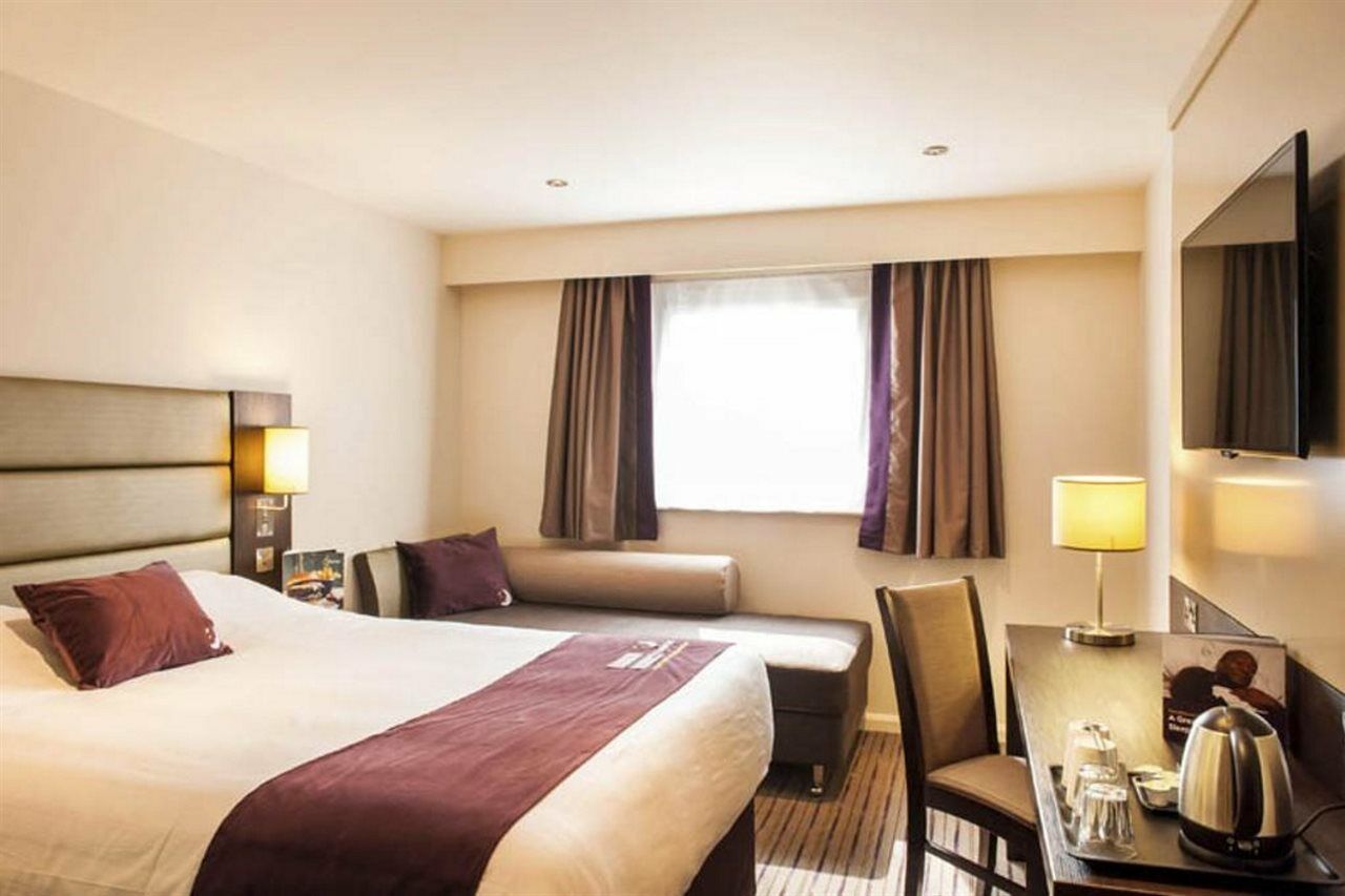 Premier Inn London Heathrow M4/J4 ฮิลลิงดัน ภายนอก รูปภาพ