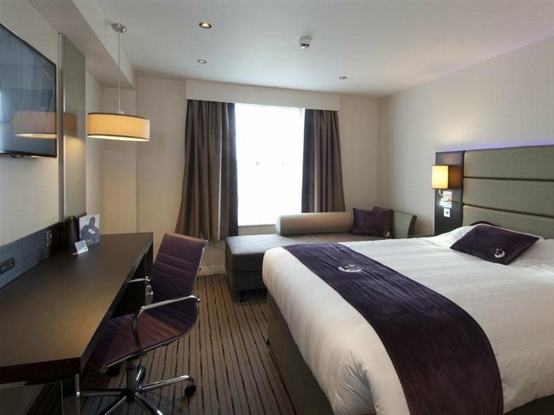 Premier Inn London Heathrow M4/J4 ฮิลลิงดัน ภายนอก รูปภาพ